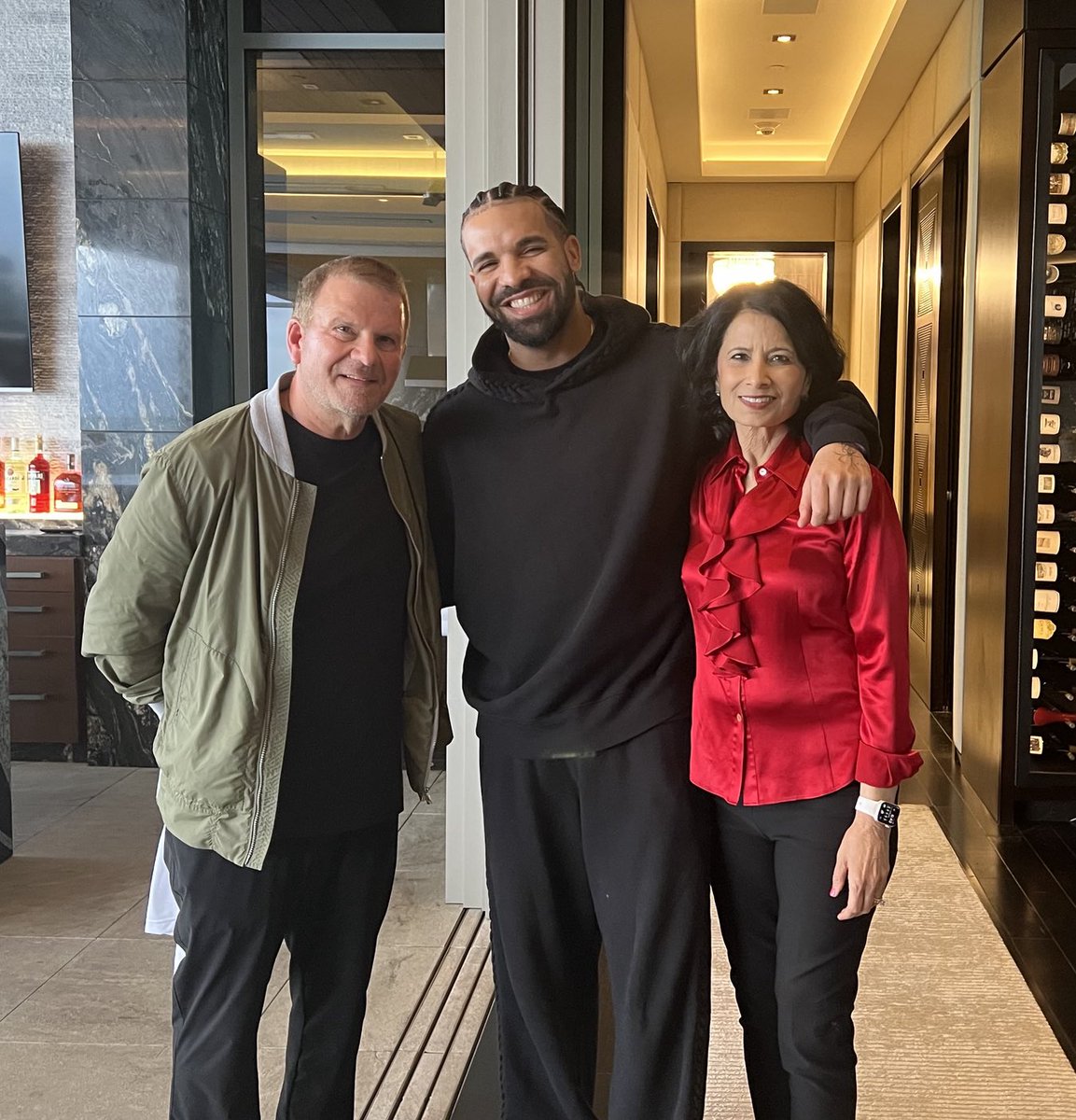 Enjoyed meeting the one and only Drake! With Chairman ⁦⁦@TilmanJFertitta⁩