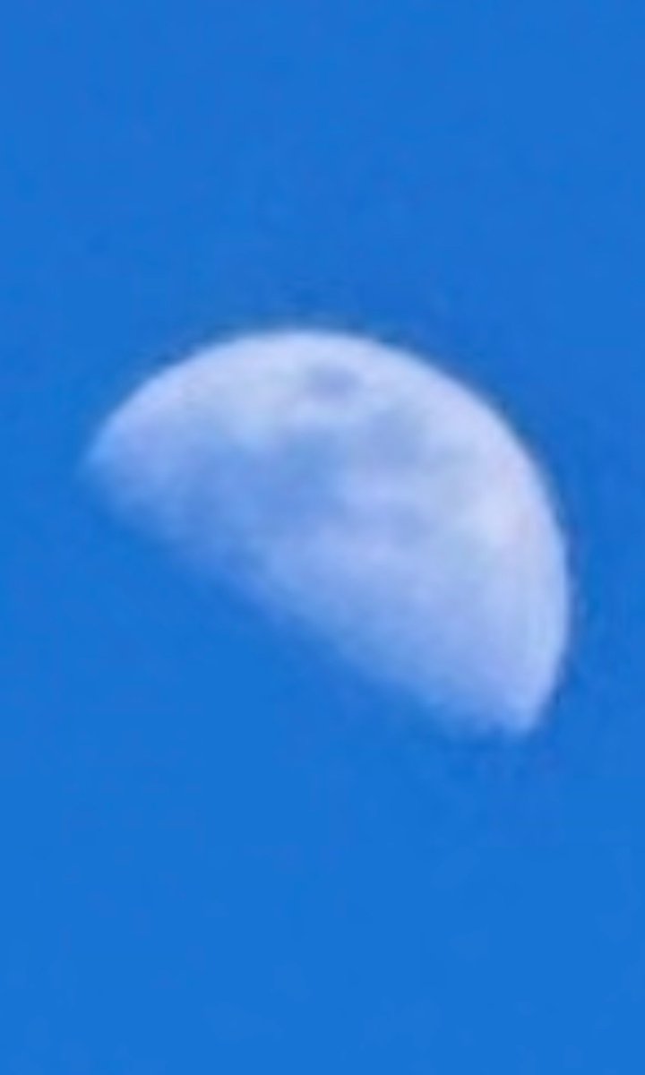 ShayStation2's tweet photo. the moon looks rn https://t.co/CkyNGYglSi