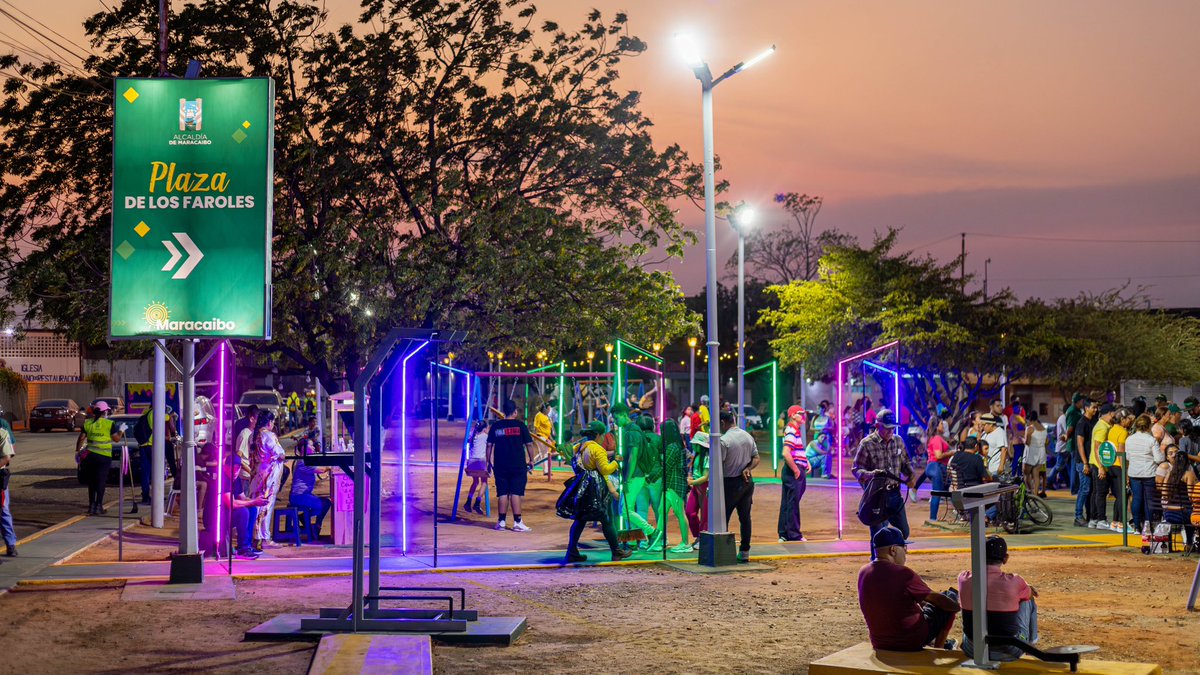 mcboalcaldia21's tweet photo. Vecino de Altos del Sol Amada ¿reconoces este lugar? Es la Plaza de Los Faroles que gracias al trabajo del equipo de @sedeparmcbo_ dejó de ser un vertedero de basura para volver a servir como un lugar de esparcimiento familiar. 

¡Disfrutemos cuidando de nuestros espacios! https://t.co/Gv6m4s0Lr9