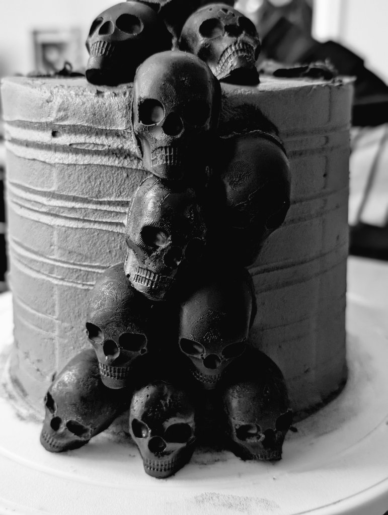 Graveyard cake for @itsianmcfarland 's bday - fitting with all the spooky vibes (....and death to your 20s and millennial ennui and that it was an emo party and whatnot)