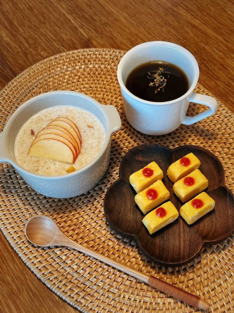 今日の朝食です。
🫕アップルミルクオートミールです
🥚厚焼き玉子です
☕️桂花枇杷膏です