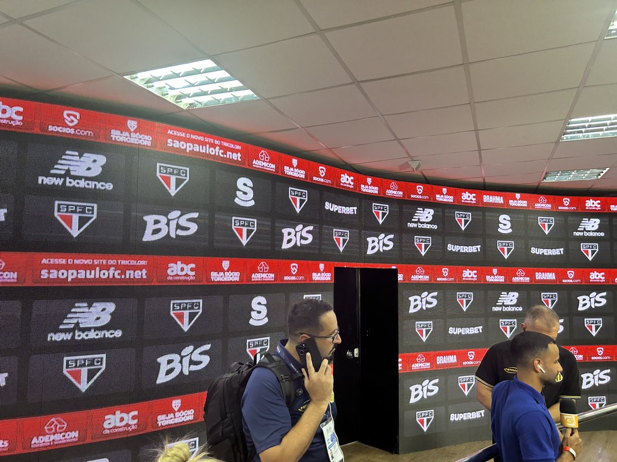 OGabrielSa's tweet photo. A situação de Thiago Carpini no comando do São Paulo não muda nesse momento. Parte da diretoria do São Paulo viaja nessa madrugada para o sorteio da Libertadores amanhã, no Paraguai. Mas a ideia é dar continuidade https://t.co/EOmhlLVJ6f