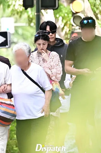 kchartsmaster's tweet photo. Dispatch shares pictures of Han So Hee and Ryun Jun Yeol’s date in Hawaii:

— “Han So Hee was looking at her phone more than her food and Ryu Jun Yeol. Ryu Jun Yeol would just eat without speaking a word. They didn’t look like they were having any fun. Han So Hee walked around Hawaii while staring at the ground. Ryu Jun Yeol walked around Hawaii looking at Han So Hee’s head.”