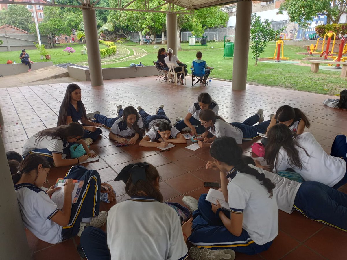 YeseniaDel15's tweet photo. #practicaspsicologiaSISSUimpactandocomunidades Segundo acercamiento con la comunidad deportiva  Legions Voley Club donde se desarrolló la actividad "Cartografía corporal: explorando mi sentir desde la consciencia corporal y emocional"

@ElOIRdelaRegion
@BlancoNatalia10 https://t.co/QvFbhxrk6s
