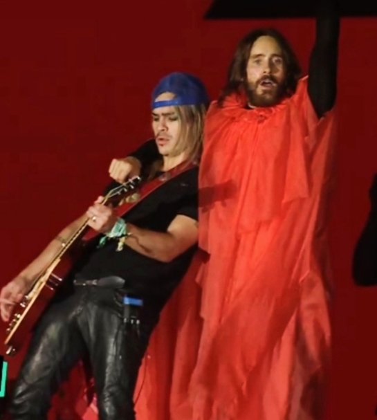 fak3plastic's tweet photo. En enero de este año, Jared Leto invitó al escenario a Mikey Way de My Chemical Romance y ahora que está en Argentina invitó a Pato Sardelli de Airbag para que tocarán junto a 30 Seconds to Mars, The Kill, su canción más emblemática. 

Él sabe cómo llegar a su generación emo 🖤 https://t.co/35CLFdFTfM