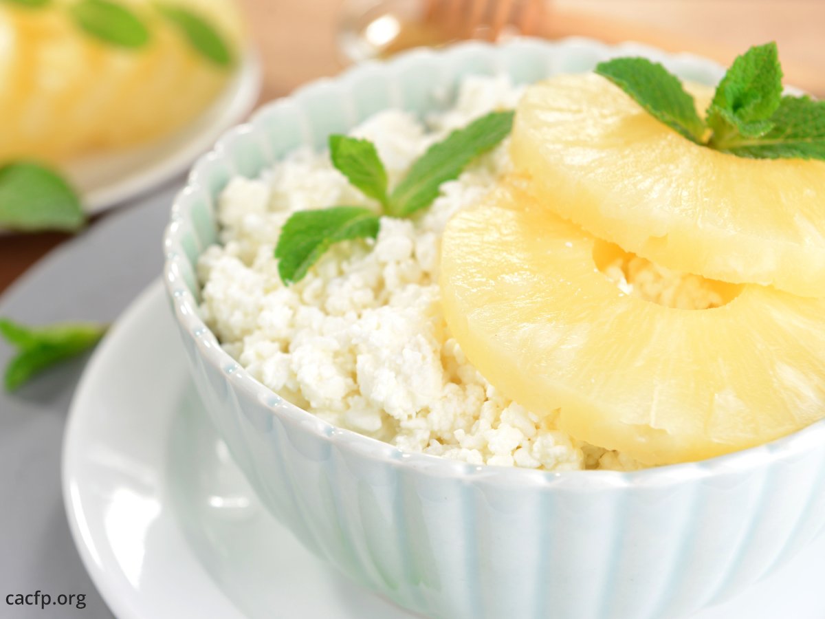 NationalCACFP's tweet photo. Snack Attack! Give these #CACFPCreditable snack combinations a try when you're planning your next grocery trip:
Tuna salad and crackers
Chili and baked potato
Baked tofu and asparagus
Edamame and peach slices
Cottage cheese and pineapple https://t.co/0X7joqxKLy