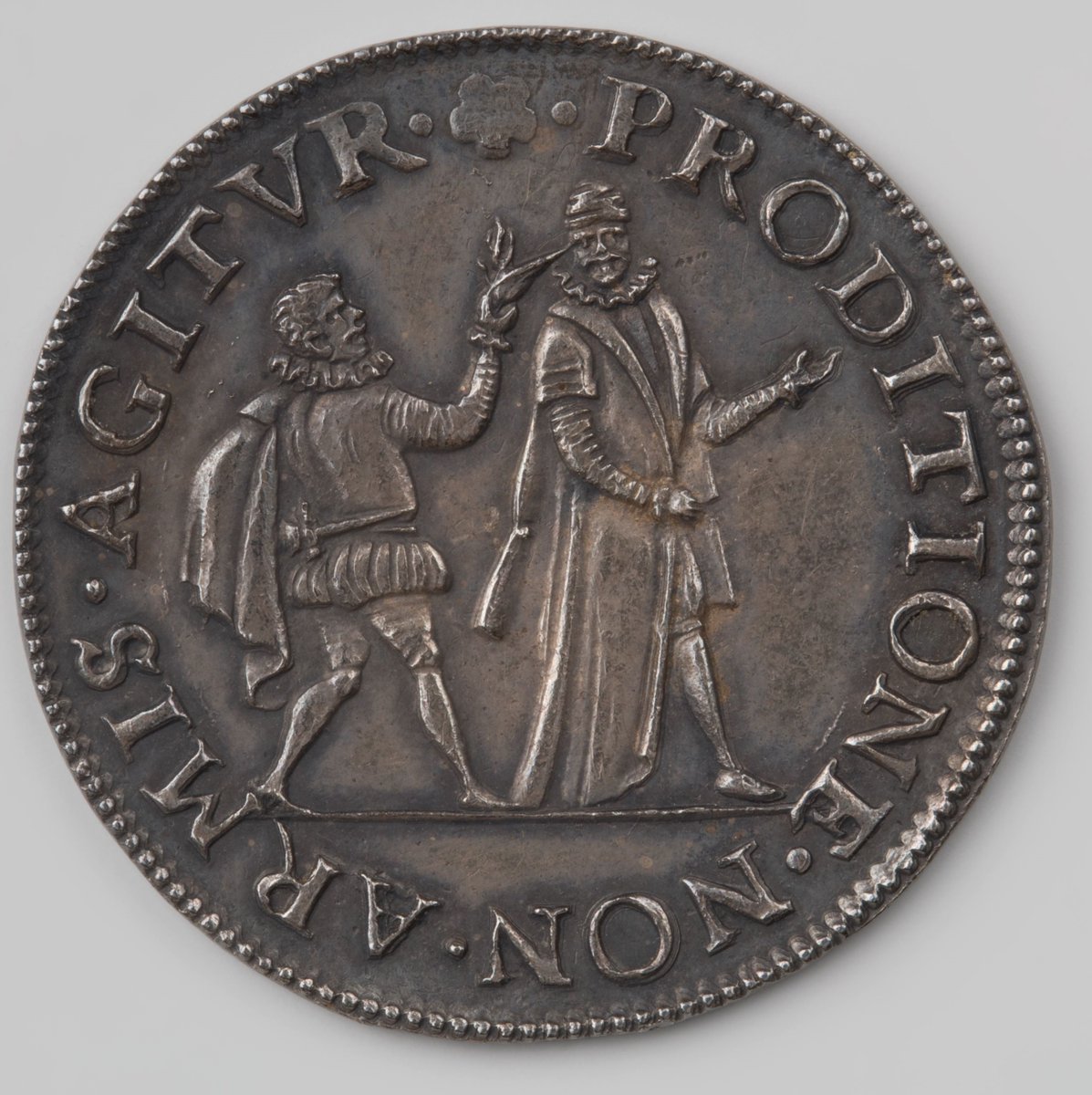 Juan de Jáuregui fired a pistol at the head of Prince William I of Orange on 18 March, 1582, in an unsuccessful assassination attempt.
The would-be assassin was then run through by swords & halberds of guards.

#KeepItOrange

1582 silver medal: @rijksmuseum