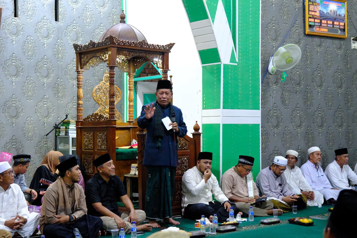 diskominfojambi's tweet photo. Wakil Gubernur Jambi kembali salurkan bantuan dana Pembangunan Masjid Rp. 35.000.000 dan   santunan bagi anak Yatim  pada Kegiatan Safari Ramadhan Pemerintah Provinsi Jambi di masjid Nur syaifudin Kel.Teluk Dawan Kec.Muara Sabak Kab.Tanjung Jabung Timur https://t.co/ByQOeSiuX6