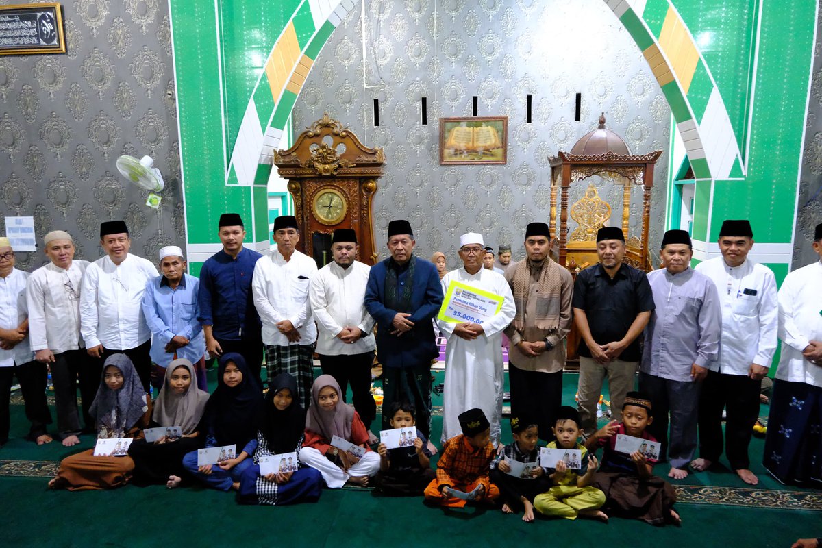 diskominfojambi's tweet photo. Wakil Gubernur Jambi kembali salurkan bantuan dana Pembangunan Masjid Rp. 35.000.000 dan   santunan bagi anak Yatim  pada Kegiatan Safari Ramadhan Pemerintah Provinsi Jambi di masjid Nur syaifudin Kel.Teluk Dawan Kec.Muara Sabak Kab.Tanjung Jabung Timur https://t.co/ByQOeSiuX6