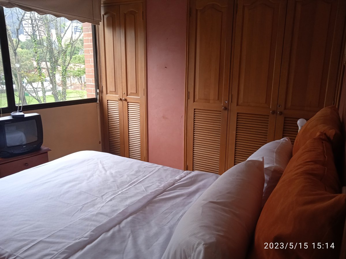 Comparto Apartamento en la Carrera 7 con 65 mejor sitio para vivir, Negocios, trabajo ó estudio. Higiene; seguridad, portería 24 horas, servicios. Estadía mínima 6 meses, mensualidad:      $1´800.000. Opción: desayuno de Lunes a Viernes WhatsApp +57 302 659 38 07.