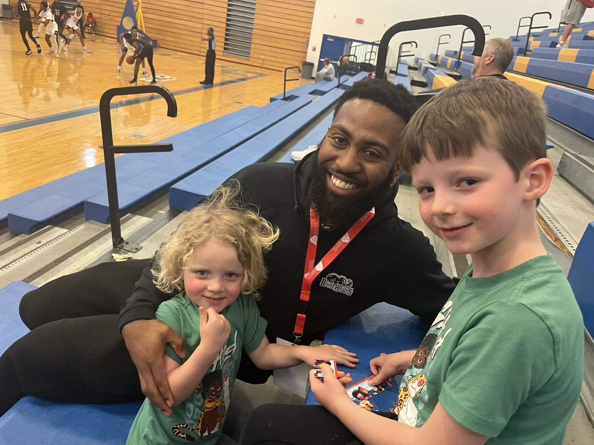 jnewton0729's tweet photo. Was awesome to see our guy Greg Hobbs while at the GCAA tournament. Got to see people in our @SGSCHawksHoops  and @R_U_MBBall  family Coach Baldwin, DJ, Rachard, Colin and Ed all there too! Hoops for a job! Family! https://t.co/MB7SS5uudY