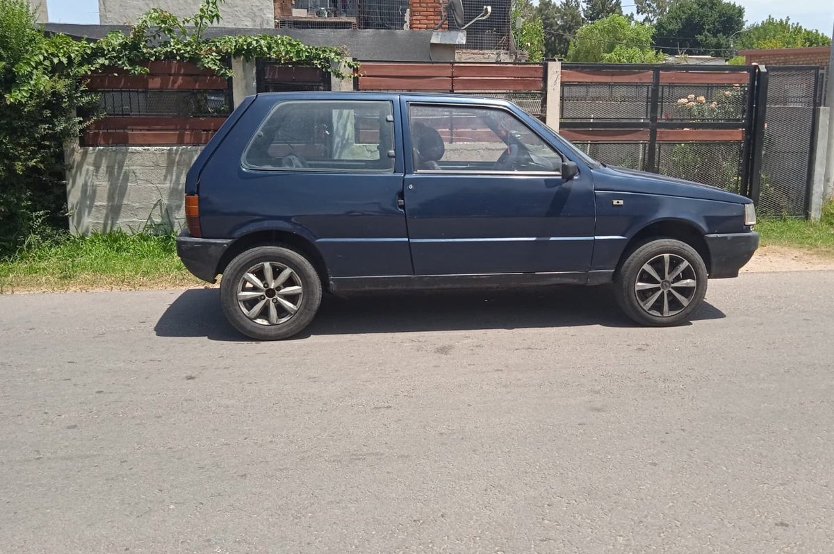 Me acaban de robar el auto fiat uno Azul. AAE4384. Giannattacio entre Venezuela y Calcagno. Para mi familia y mis 4 hijos tiene un gran valor, de esfuerzo y trabajo. Resien lo habíamos dejado bien. Cómo para salir y disfrutarlo. estamos en un llanto y tristes 😥. Xfvor difundir.