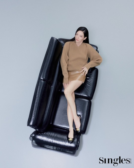 KDramaHandle's tweet photo. #Esom in the April 2024 issue of Singles.

#Singles #이솜 #LeeSoYoung https://t.co/BfaC0lLUo8