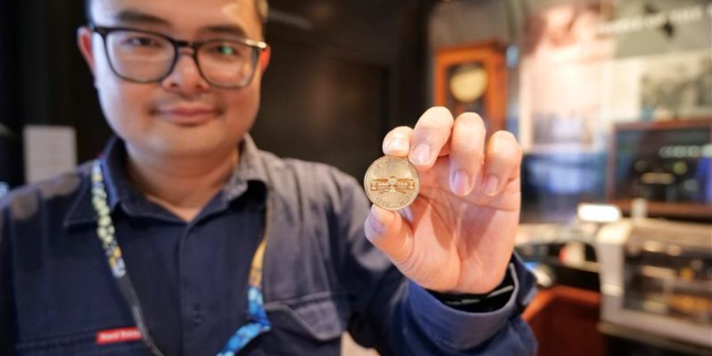 perthmint's tweet image. ✨ To celebrate our 125-year anniversary, you can press your very own limited-edition token when visiting our exhibition. 

🎟️ Book a tour to press your celebratory token here | ow.ly/phBi50QxIZb 

#PerthMint #ThePerthMint125 #PerthIsOK