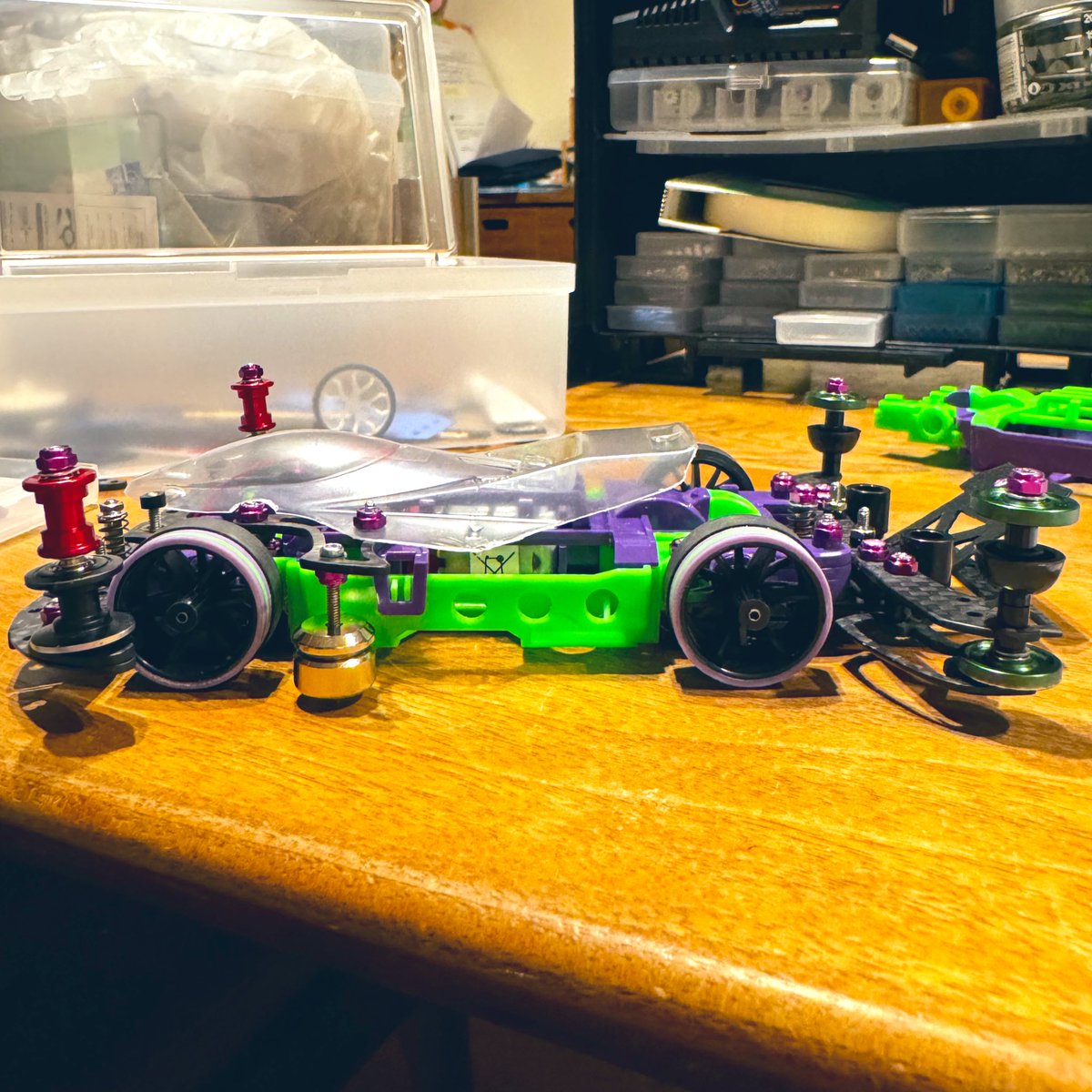 buchi_tsuri's tweet photo. そしてこっちは今作ってる2台目😚初号機カラーで製作中。この間急遽八幡のコジマで立体コース行く事になりテスト走行用のサンショを準備w(本当はデュアルリッジで作る予定です)走行させた結果めちゃくちゃ早いけどスラスト抜けが酷かったのでスラスト抜け防止ステーをとりあえず作成😁#ミニ四駆 https://t.co/JtFWAB5wb4