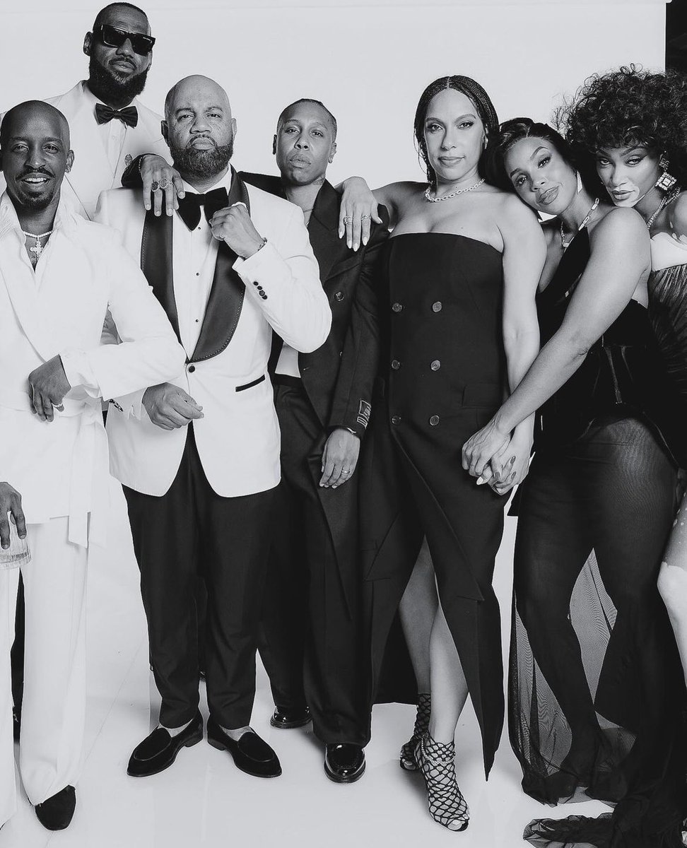 Kelly Rowland at Jay &amp; Bey gold party with her husband and friends.