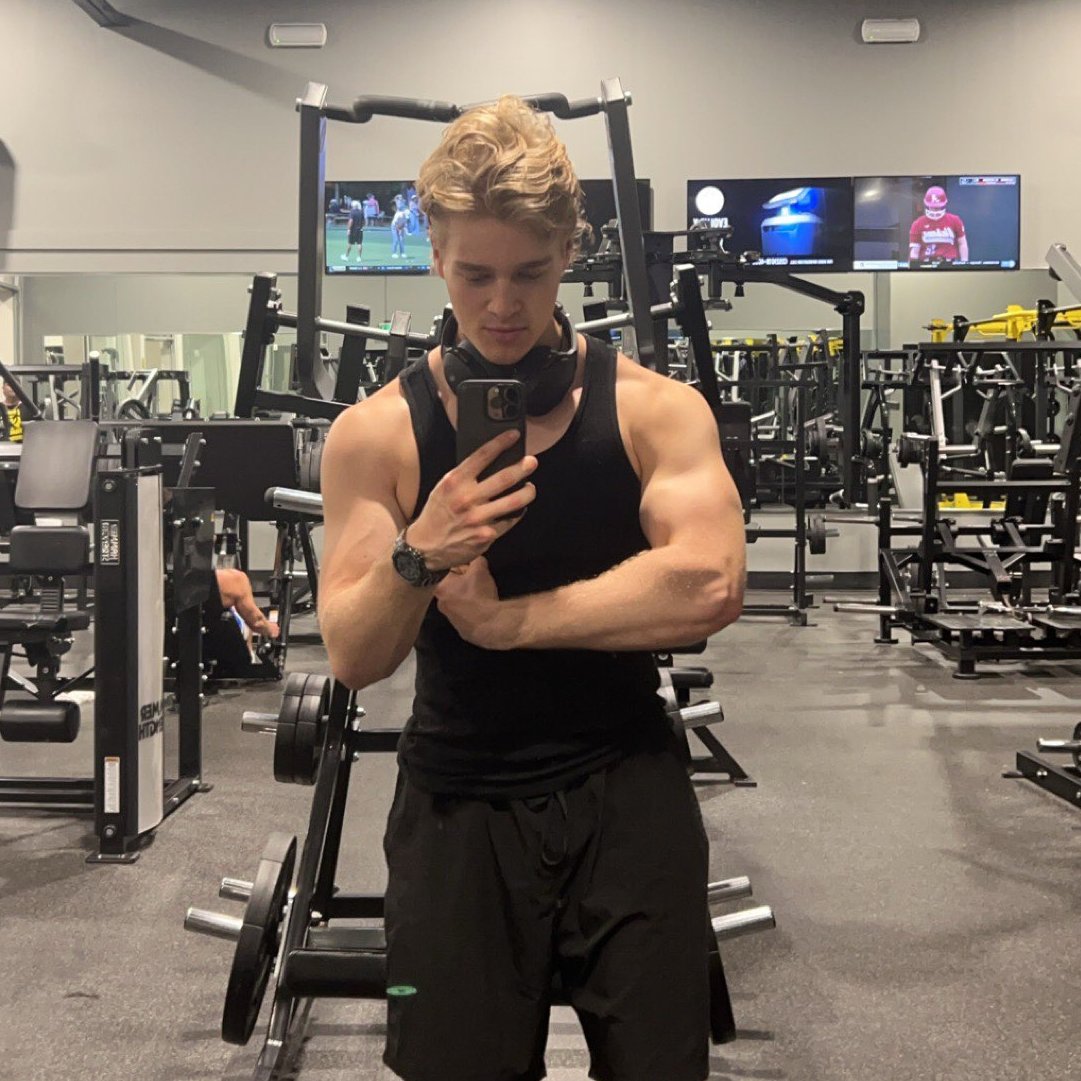 rolls tweet media