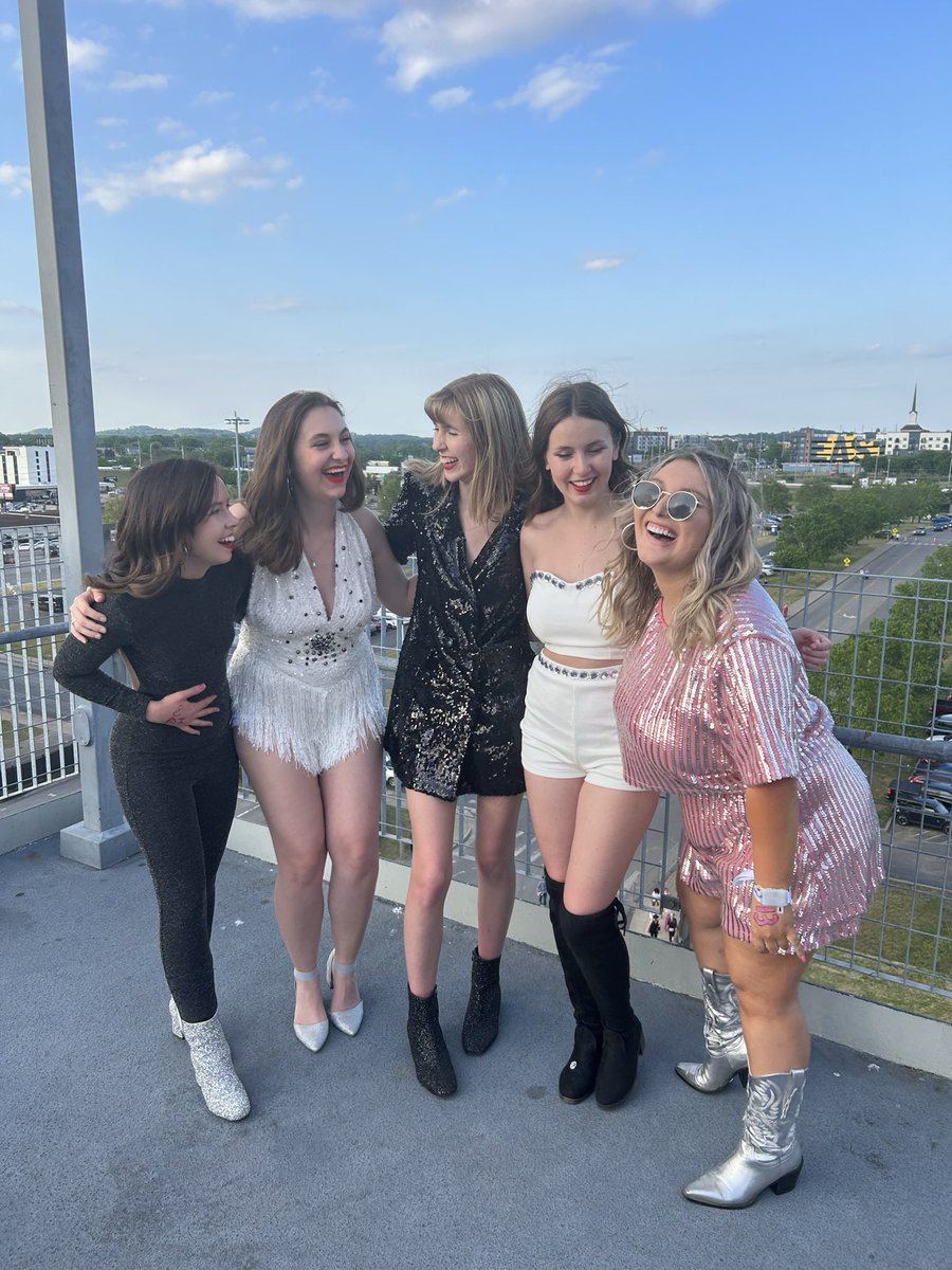 onefiftyeightt's tweet photo. HAPPY BIRTHDAY ERAS TOUR 🫶🏼 
I was lucky to go to opening night and nashville n2 where we got ootw as a surprise song while I was dressed as ootw Grammys Taylor! 
#TSTheErasTour https://t.co/dy536ZZMW3