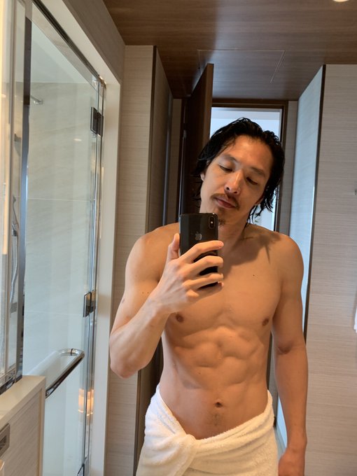 Another hotel, another hotel bathroom selfie. Also check out the view https://t.co/XNGbaCsSlP