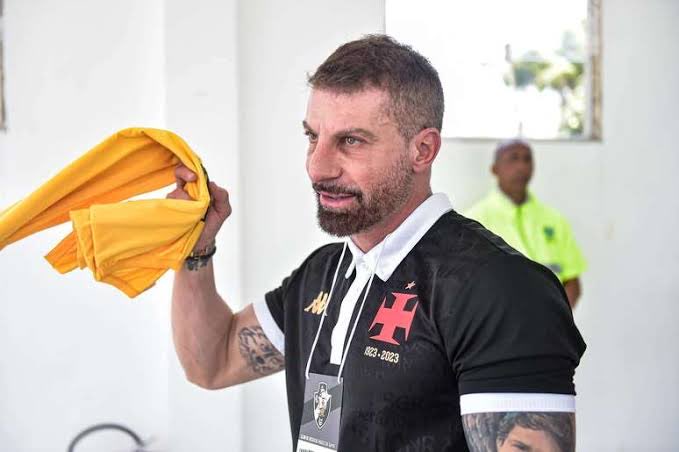 O verdadeiro síndico comemorando a classificação da laranja mecânica. Manda em nada 😂

Choraram dias, pagaram o aluguel, venderam o ingresso, inverteram o mando e mamaram como sempre!

Otários. 😂