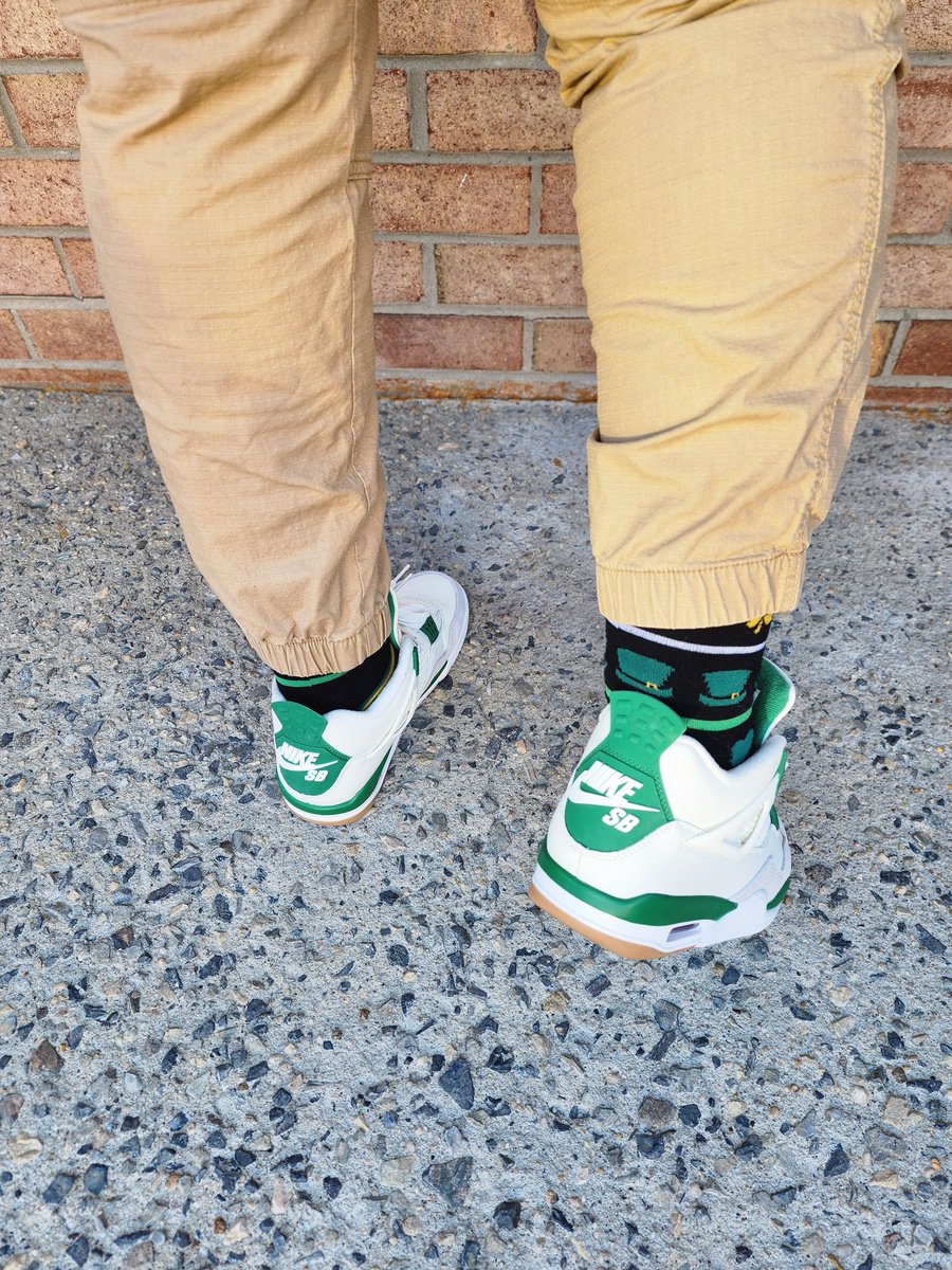 Happy St. Patrick's Day 
👟: Nike SB x Air Jordan 4- Pine Green
#KOTD #stilllaceddifferently  #chicksinkicks #kick0l0gy #kicksandfros #CNKdaily #sneakHerStyle #walklikeus #walklikeher  #sneakerholics #sneakeroftheday  #nicekicks  #hellalaced #snkrsliveheatingup #femalesneakerhead