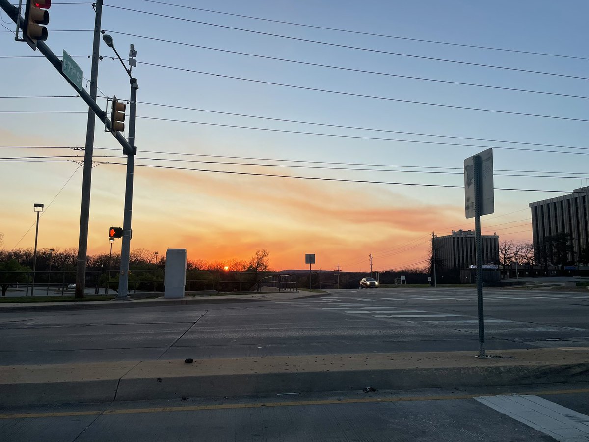 JenTincher's tweet photo. Chasing the sunset tonight #sunset
#colorsofthesky
#Oklahoma
#stormchaser
#stormtrackerjennifer⚡️🌪️ https://t.co/imtQPj8Mqk