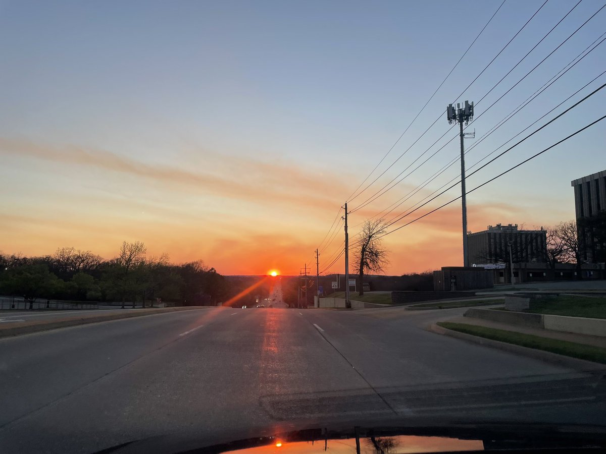 JenTincher's tweet photo. Chasing the sunset tonight #sunset
#colorsofthesky
#Oklahoma
#stormchaser
#stormtrackerjennifer⚡️🌪️ https://t.co/imtQPj8Mqk