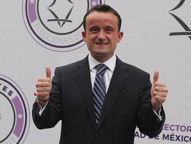 Al rato inicia el primer debate chilango. Les dejaron la vara muy alta: ¿Quién de los candidatos tiene el carisma de Puri Carpinteyro o la sonrisa de muñeco de Arriola ¿Quién defenderá “el internet de las cosas”? #extrañoapury #pinponesarriola