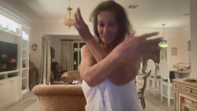 Persia Monir is live now! https://t.co/ezzDFYwDOZ https://t.co/d4tlNn6QvN