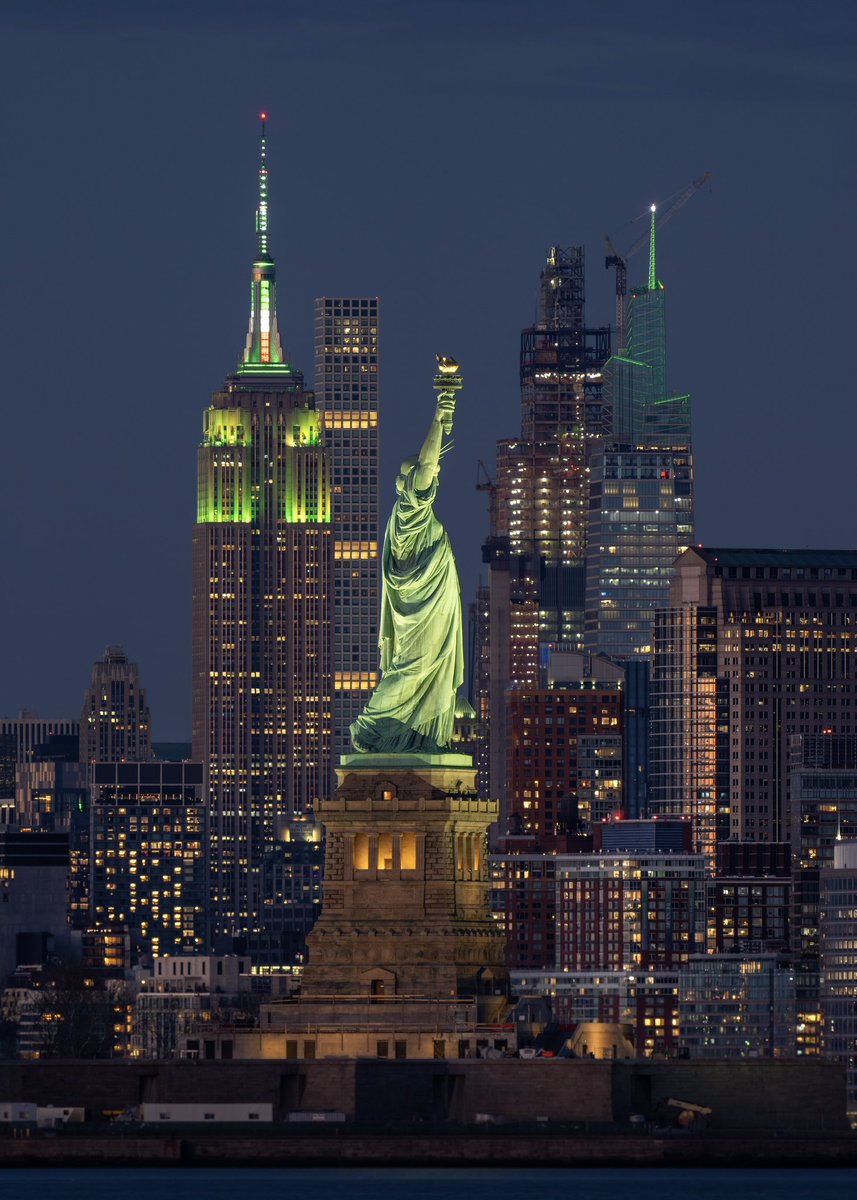 Even the Statue Of Liberty dressed up in Green to celebrate #StPatricksDay #NYC 🍀