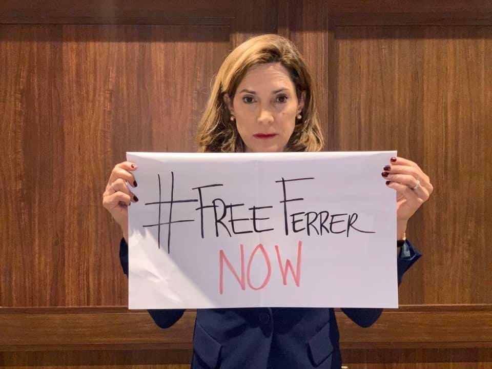 MaElviraSalazar's tweet photo. Hoy Santiago salió a la calle. Allí vive el patriota José Daniel Ferrer, preso en una cárcel castrista desde 2021. La familia no sabe nada de Ferrer desde noviembre de 2023. Ahora hay rumores de su muerte en prisión. 

Exigimos una fe de vida de José Daniel. ¡Lo queremos libre! https://t.co/C9ItA04zBe