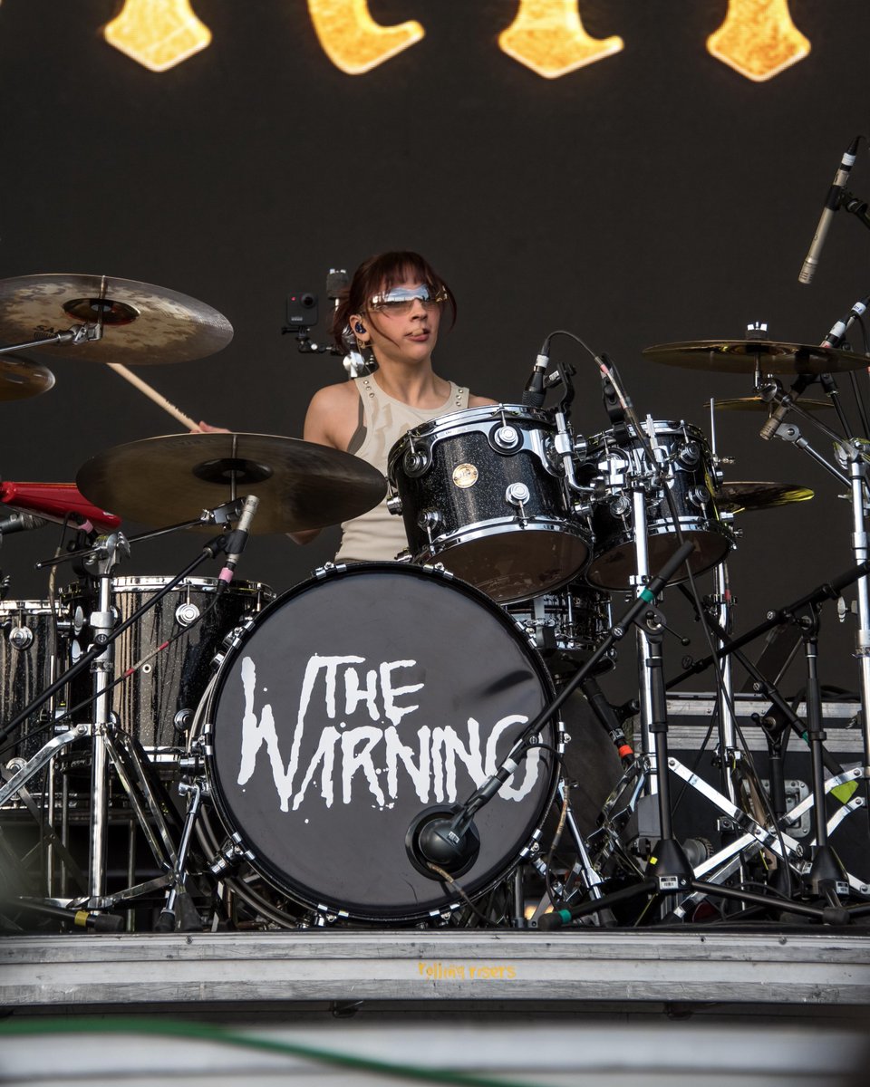 sopitasfm's tweet photo. La energía de @TheWarningBand2 no se discute ni tantito. Las hermanas Villarreal han revitalizado el gusto por los riffs duros y ritmos frenéticos de rock; y nos impresionó ver a público de todas las edades 🙌

Sigue la cobertura: https://t.co/gpi4O2bxjp

📷 @UndercoverFanny https://t.co/dF3oKLOhDC