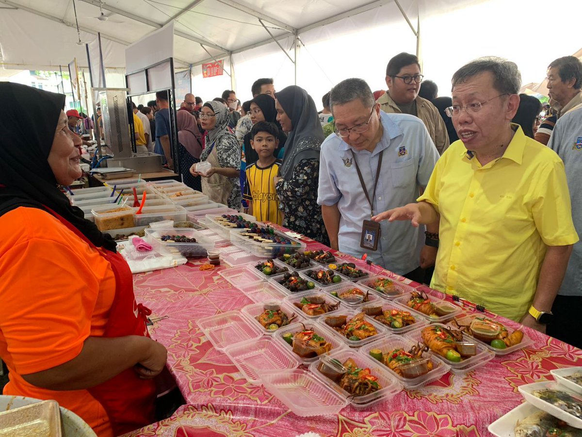 SarawakMetro's tweet photo. @simkuihian ...Dato Wee Hong Seng, Mayor of Kuching South, as well as fellow corporate sponsors, we distributed over 500 servings of bubur lambuk to visitors of the bazaar, making the event a resounding success.
#KuchingUrbanTransportSystem #ARTSarawak #Ramadan2024 #BazaarRamadan https://t.co/I9MH5qy2zV
