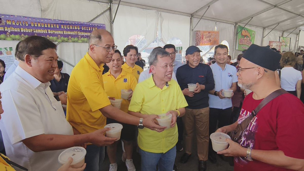 SarawakMetro's tweet photo. @simkuihian ...Dato Wee Hong Seng, Mayor of Kuching South, as well as fellow corporate sponsors, we distributed over 500 servings of bubur lambuk to visitors of the bazaar, making the event a resounding success.
#KuchingUrbanTransportSystem #ARTSarawak #Ramadan2024 #BazaarRamadan https://t.co/I9MH5qy2zV
