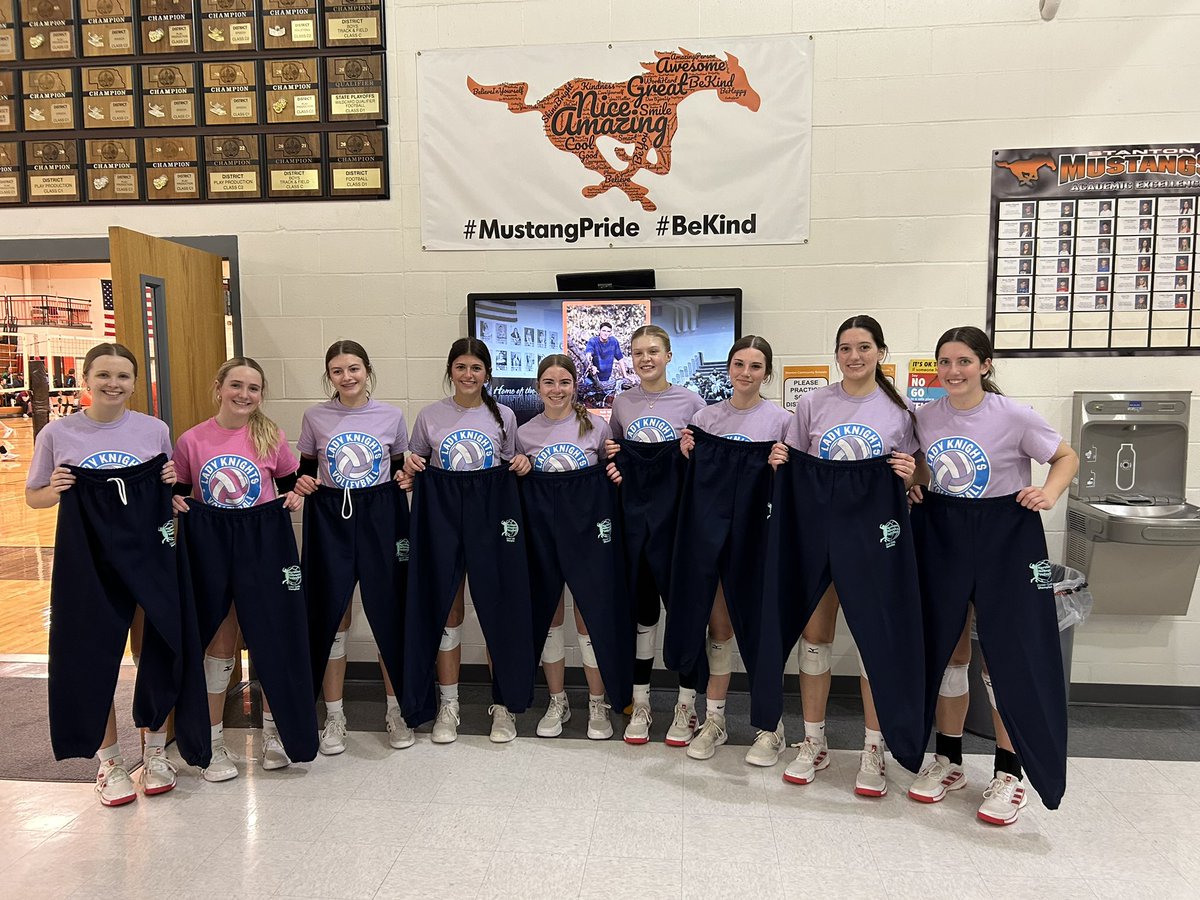 Congrats to these girls on winning their division in the NNV Finale! 🏐🏆 
*peep Rob Wolf’s senior picture in the background 😍🐐
