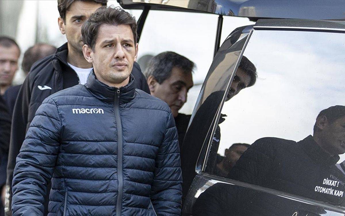 Yapılması gereken çok şey var...

Onlardan birisi de bunun hakemliğinin bitirilmesi. Normalde 10 kere tatil edilmesi gereken maçı inatla bitirmedi. Belki kankası öyle istedi diyedir...
 
Bugünün baş sorumlularından biri. Bir daha maç yönetmemeli bu ülkede.