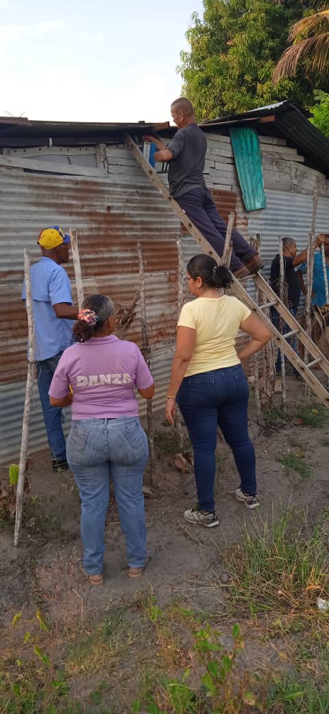 alianaestrada's tweet photo. Estuvimos en #franciscaduarte donamos algunas lámparas y contribuir con la iluminación calles en comunidad. La comunidad dice que sector está a oscura en varias calles y que necesitan del alumbrado (lamparas) para permitir que aumente la seguridad
#guayana https://t.co/CBLW1wPM4k