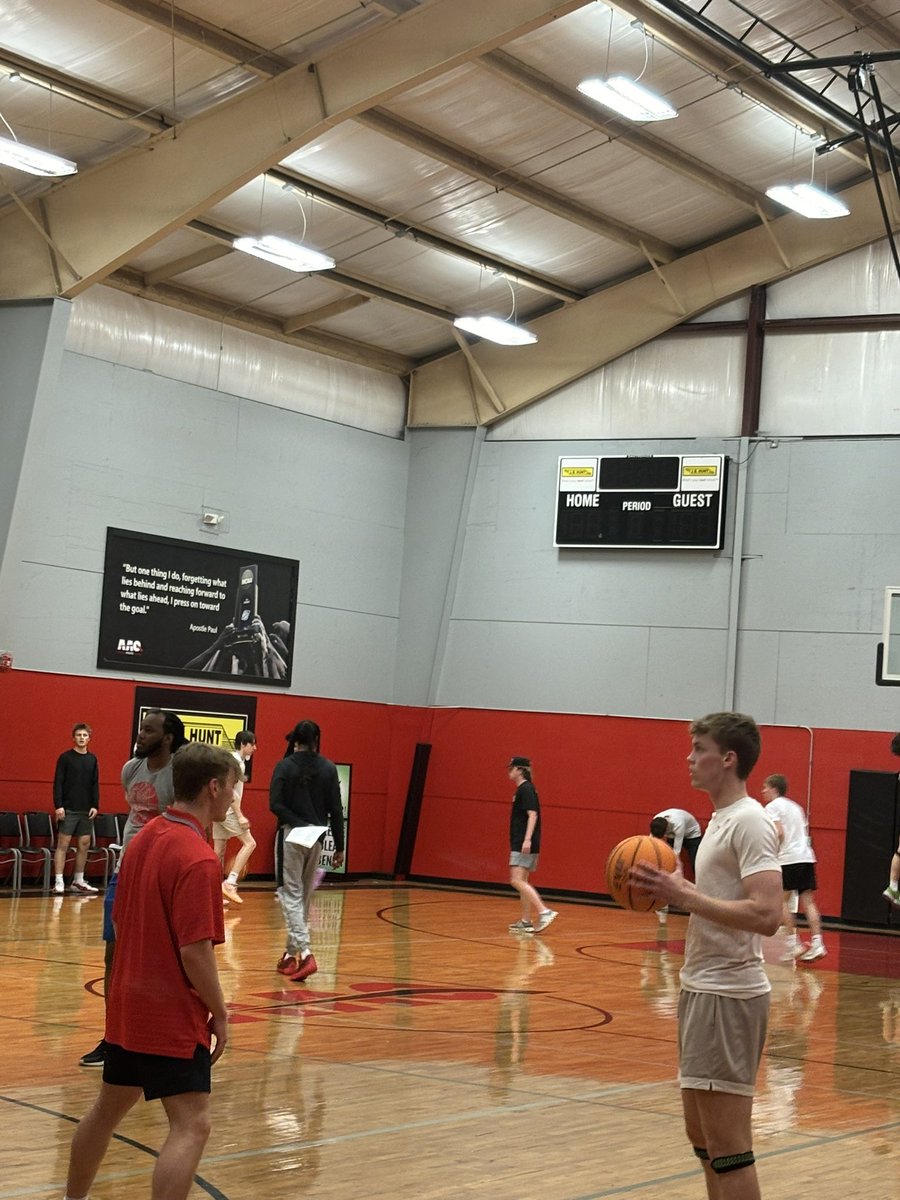 Want to play 🏀 at the next level? Ty is choosing to spend his spring break with our @FlightAAO 17U-15U working out and practicing everyday. Special! This isn’t his first time in the gym today either 🤦‍♂️🤣 @coachscottyp | @Tyrobinson02