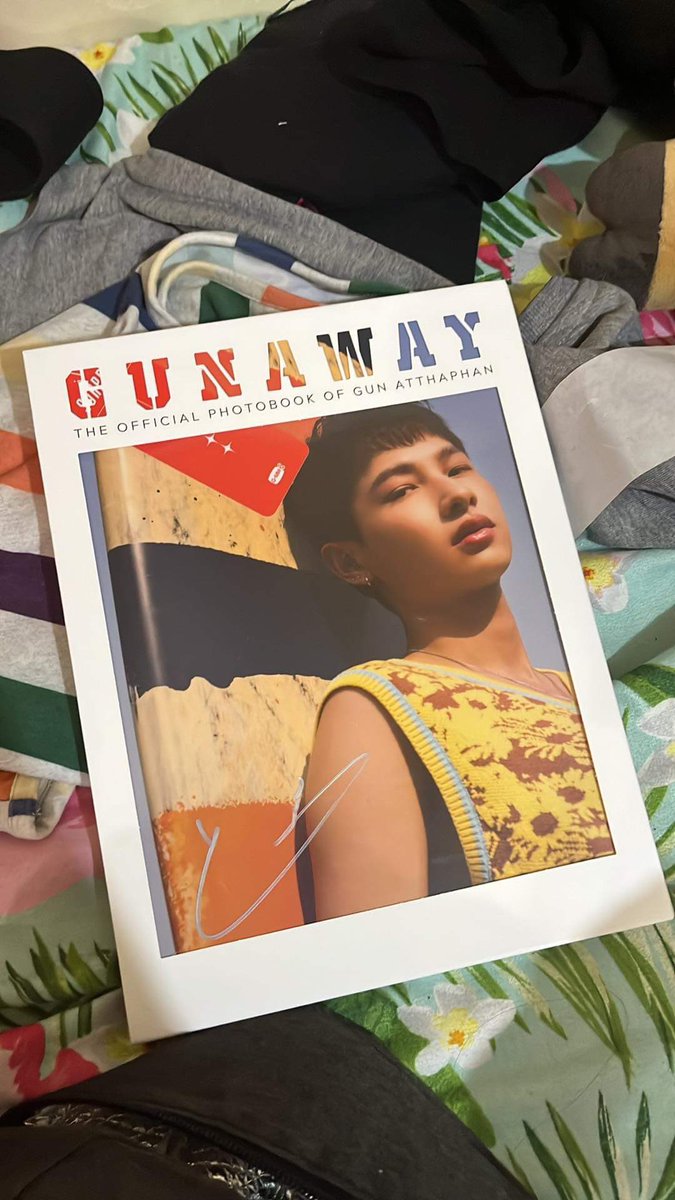 jumpolhoe's tweet photo. Gunaway Photobook (Signed)
3500 PHP + LSF
with free Not Me Postcards https://t.co/RKYEEWFv64