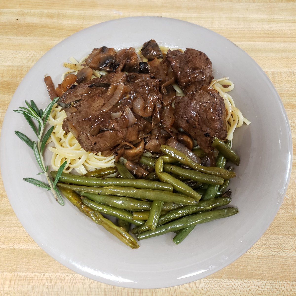 Homemade filet mignon in marsala sauce with mushrooms and shallots, over linguine with sauteed green beans in garlic butter. With @TheJackalAgenda and @Aster_Lodern 🥩🍝