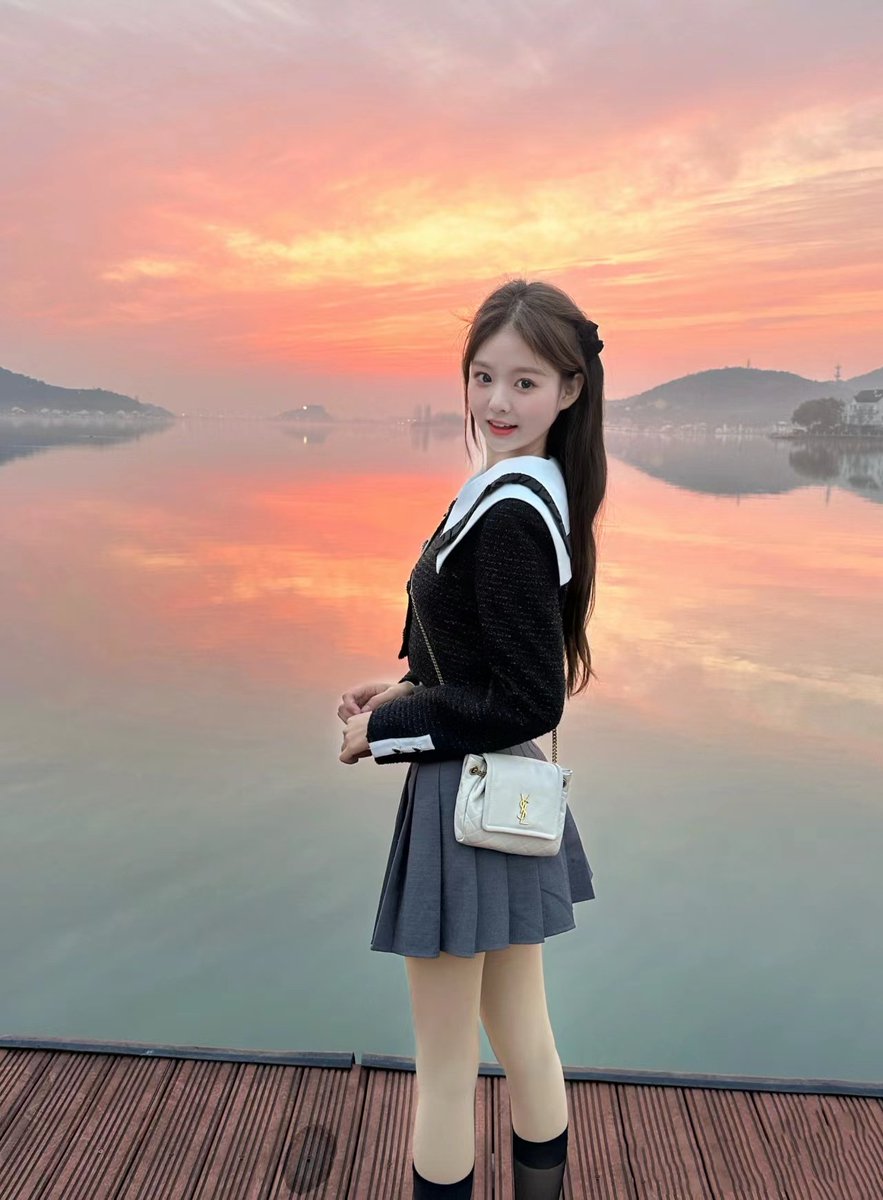 Can you think of any other words to describe it?
晚霞与孤鹜齐飞，秋水共长天一色。你还能想到什么语句来形容吗？ https://t.co/Qo4lmjJnc9