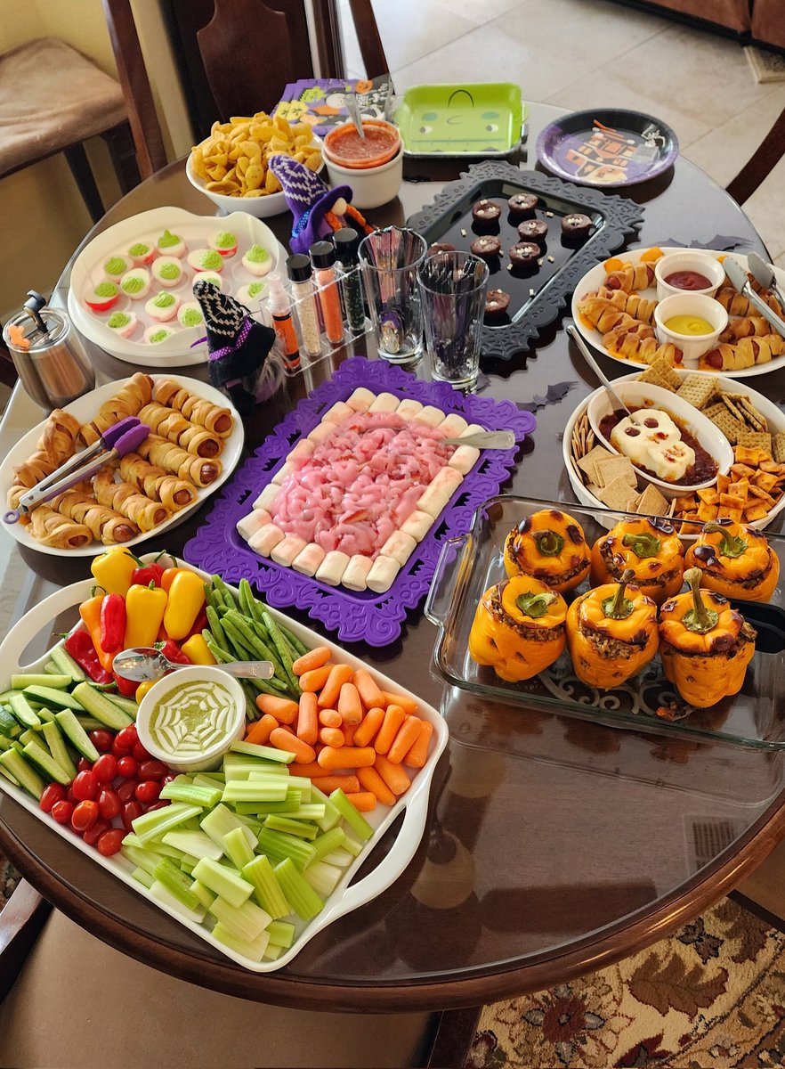 Frightfully fun food and fantastic friends today at our spring-o-ween party, thanks @TheCatSterling @superheroinefun @AmiMercury @CarolineNSFW 🍀🎃