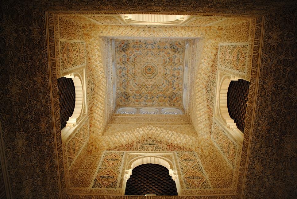 romandalusi's tweet photo. Compró una parcela de 500m y tras 12 años de trabajo y 140 visitas a Granada, edificó una réplica de los espacios más icónicos del palacio nazarí. El dueño insiste en que no es una inspiración sino una copia y que conserva unos 100 moldes de silicona para construir las yeserías https://t.co/UlVxG0ihlG