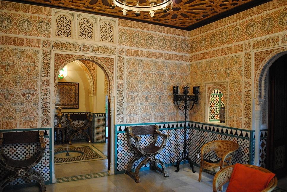 romandalusi's tweet photo. Compró una parcela de 500m y tras 12 años de trabajo y 140 visitas a Granada, edificó una réplica de los espacios más icónicos del palacio nazarí. El dueño insiste en que no es una inspiración sino una copia y que conserva unos 100 moldes de silicona para construir las yeserías https://t.co/UlVxG0ihlG