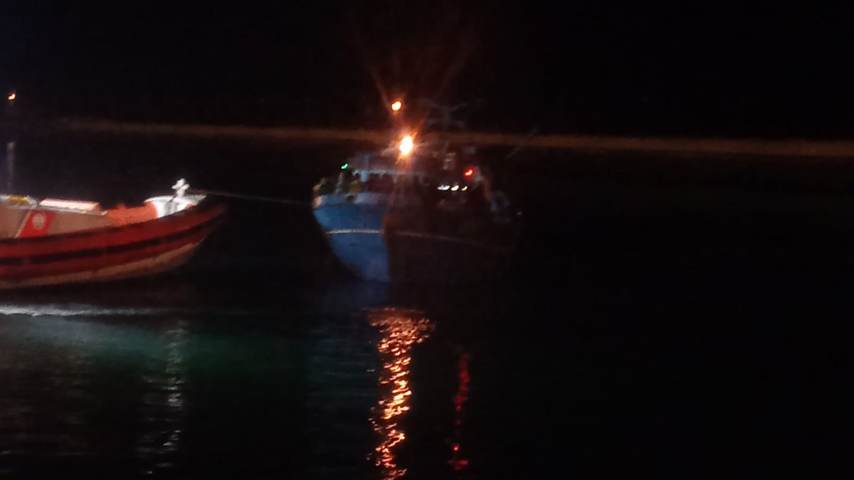 AngiKappa's tweet photo. Non solo #Lampedusa Stanotte a #Pozzallo sono arrivati in 371 stipati su un barcone: tutti uomini del Bangladesh, eccetto una decina di egiziani. Barcone partito con molta probabilità dalla Cirenaica. Sbarco consistente avvenuto in quasi totale silenzio mediatico 👇🏽 https://t.co/ffmXifpCPp