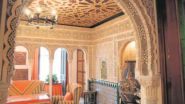romandalusi's tweet photo. Compró una parcela de 500m y tras 12 años de trabajo y 140 visitas a Granada, edificó una réplica de los espacios más icónicos del palacio nazarí. El dueño insiste en que no es una inspiración sino una copia y que conserva unos 100 moldes de silicona para construir las yeserías https://t.co/UlVxG0ihlG