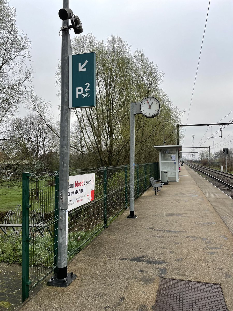 batmatdc's tweet photo. @NMBS 
Goede morgen, de #stationsklok in Ede perron 2 #L89 is defect https://t.co/YJy4PtWD82