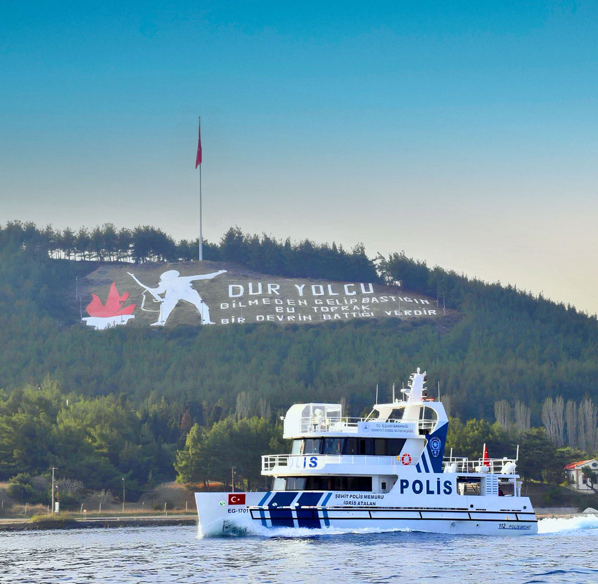 EmniyetGM's tweet photo. Dur yolcu!
Bilmeden gelip bastığın bu toprak, bir devrin battığı yerdir.

🇹🇷🇹🇷🇹🇷

Çanakkale Zaferi'mizin 109'uncu yıl dönümünde; Gazi Mustafa Kemal Atatürk, silah arkadaşları ve aziz şehitlerimizi rahmet, minnet ve saygıyla anıyoruz.

#18Mart
#ÇanakkaleGeçilmez https://t.co/4uP66zVXWz