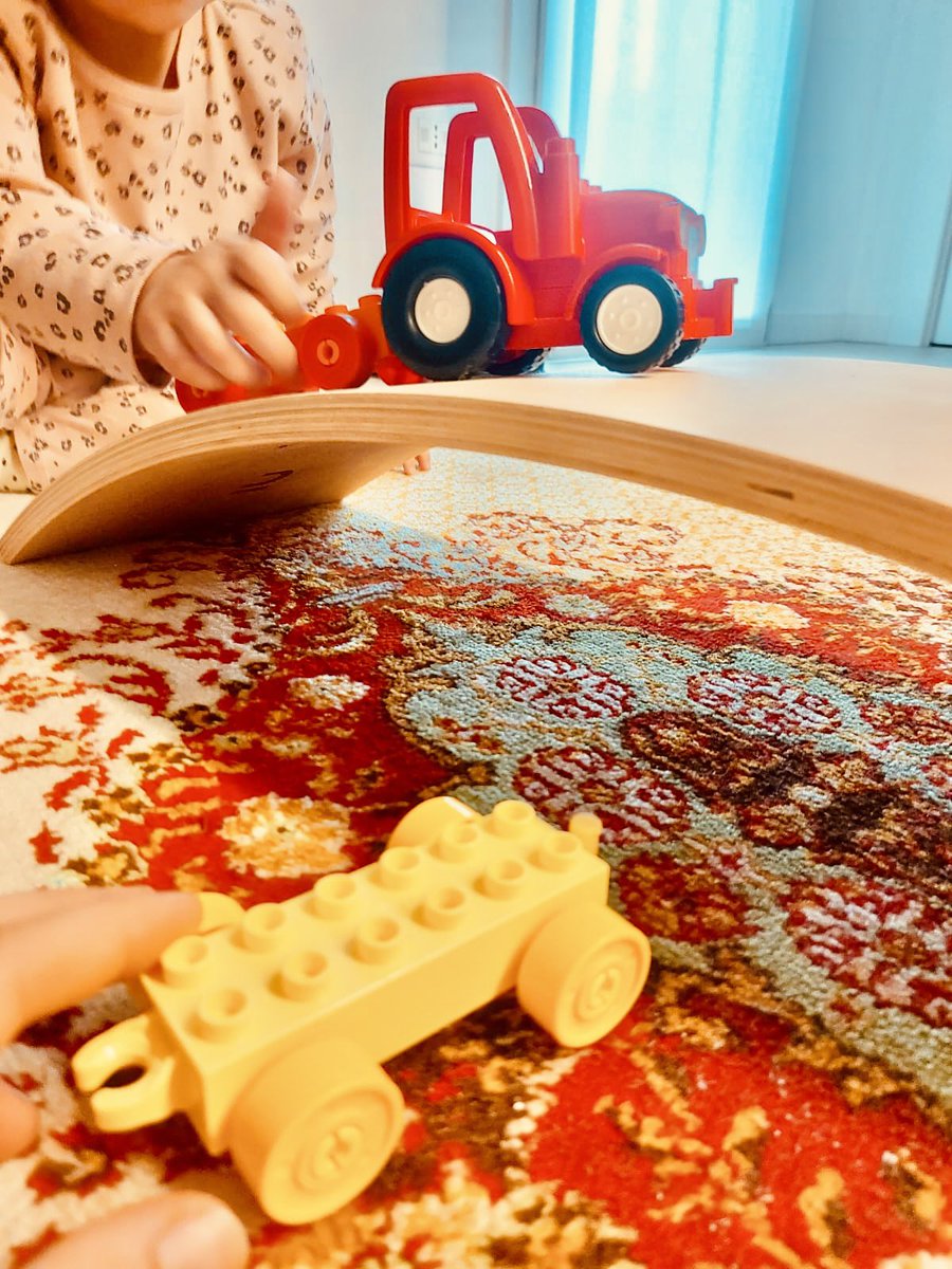 AmiciDellaPedia's tweet photo. #AmiciDellaPediatria 🩵 Si gioca con la #BalanceBoard e la psicomotricista Michela alle Casette 🏡🤩
📌L'obiettivo principale della balance board è sviluppare la #motricità dei bambini da 1 a 6 anni, ma è anche uno stimolo formidabile per la #creatività.
#CrescendoGiocando 😍 https://t.co/zu8w7bJmQ0