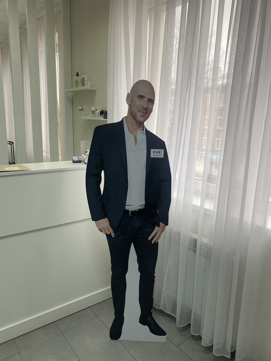 gorbtsss's tweet photo. после отпуска вернулась на работу, а тут ЭТО 

с днём кринжа https://t.co/wrVl4pI7iO